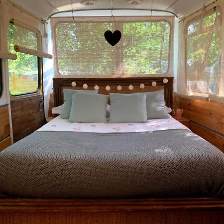 Magic Roof Top Bus With Big Bath In The Tree Forest! 米尼赞海滩 外观 照片